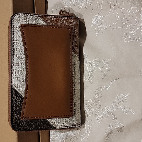 Michael Kors Jet set zip around card case in signature - Picture 3 of 4